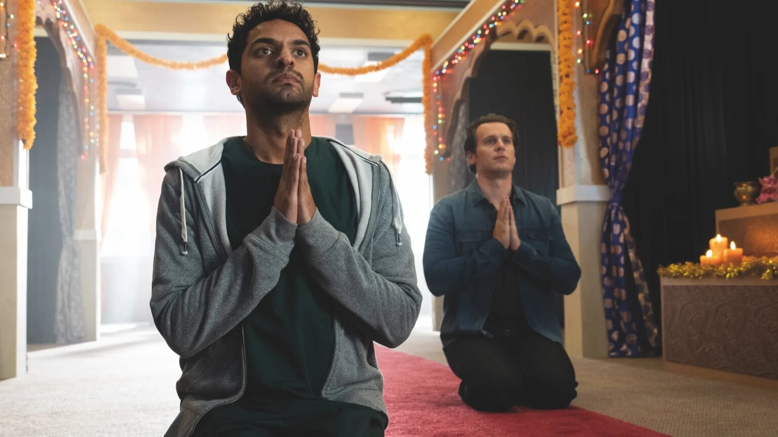 Critique de A Nice Indian Boy : Jonathan Groff est parfait dans une charmante comédie romantique gay Naveen (Karan Soni) and Jay (Jonathan Groff) in A Nice Indian Boy.