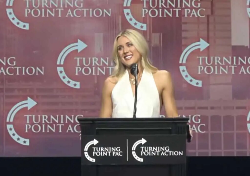 L'expert anti-trans Riley Gaines décrit le corps nu de la nageuse trans Lia Thomas lors du rassemblement Trump Riley Gaines