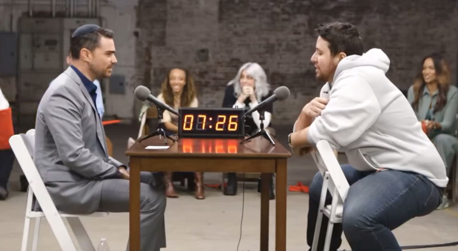 L'expert de droite Ben Shapiro « éviscéré » par les questions d'un homme trans dans l'émission-débat Surrounded L'expert de droite Ben Shapiro « éviscéré » par les questions d'un homme trans dans l'émission-débat Surrounded