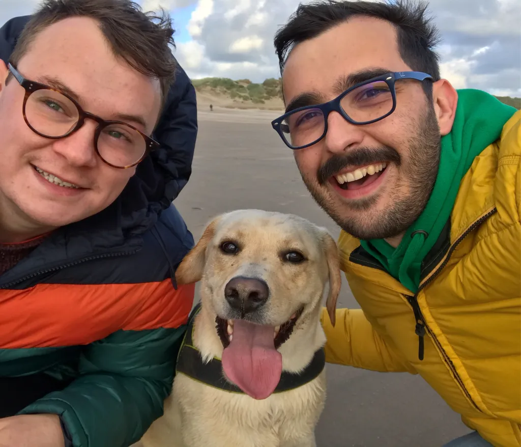 Rhys et Guto avec leur chien, Tudur, photographié au milieu.