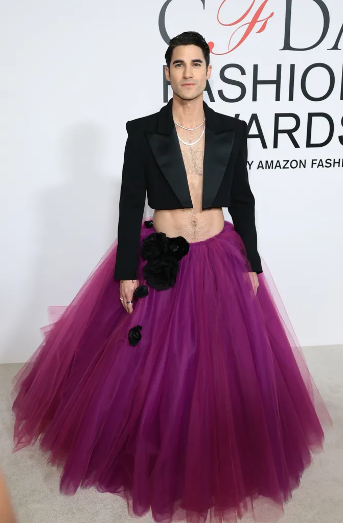 Darren Criss dans une jupe en tulle violet du créateur Christian Siriano.