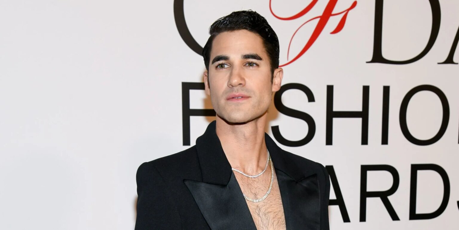 Darren Criss de Glee divise Internet avec son look audacieux sur le tapis rouge : « Cela ferait mauvais effet sur n'importe qui » Darren Criss at the CFDA Fashion Awards 2024