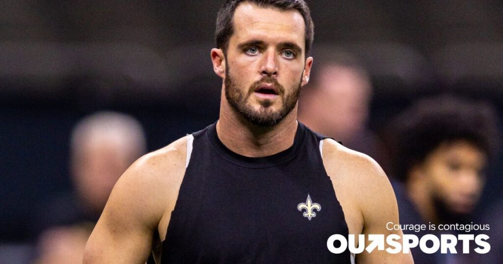 Célébrons l'étreinte de Derek Carr avec un coéquipier ouvertement gay, Carl Nassib Célébrons l'étreinte de Derek Carr avec un coéquipier ouvertement gay, Carl Nassib