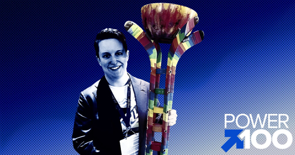 En tant que joueuse de hockey gay, Nora Cothren ne pouvait pas imaginer travailler dans la LNH. Elle contribue désormais à ses efforts d'inclusion LGBTQ. En tant que joueuse de hockey gay, Nora Cothren ne pouvait pas imaginer travailler dans la LNH. Elle contribue désormais à ses efforts d'inclusion LGBTQ.