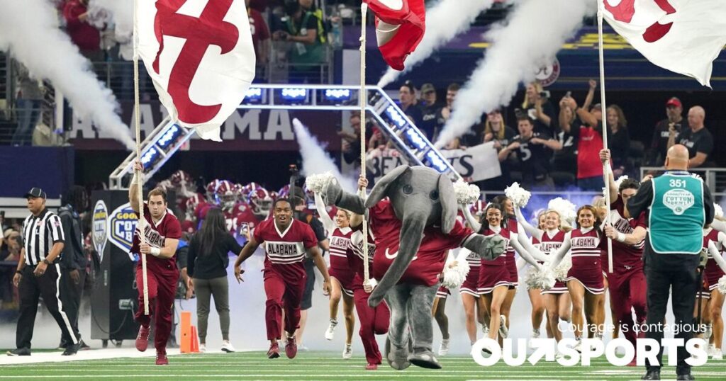 Il y a un an, les fans de l'Alabama ont « accueilli » le football texan à la SEC avec des insultes racistes et anti-gay. Il y a un an, les fans de l'Alabama ont « accueilli » le football texan à la SEC avec des insultes racistes et anti-gay.
