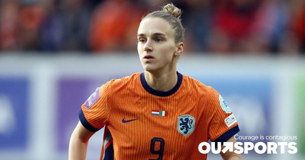 La FIFA donne un autre doigt d'honneur aux femmes, en vendant le parrainage de la Coupe du monde aux Saoudiens. Ces 14 joueurs homosexuels disent « non ». La FIFA donne un autre doigt d'honneur aux femmes, en vendant le parrainage de la Coupe du monde aux Saoudiens. Ces 14 joueurs homosexuels disent « non ».