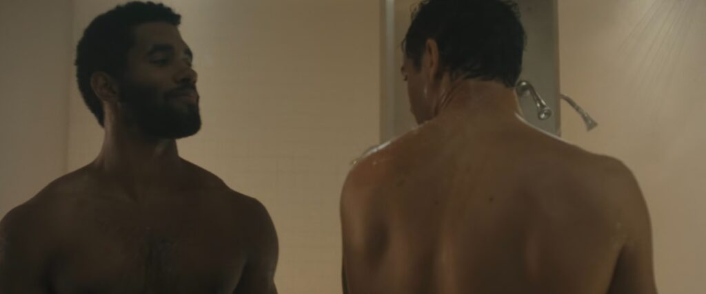 Scène de douche de Cooper Koch dans Monsters: The Lyle et Erik Menendez Story de Netflix