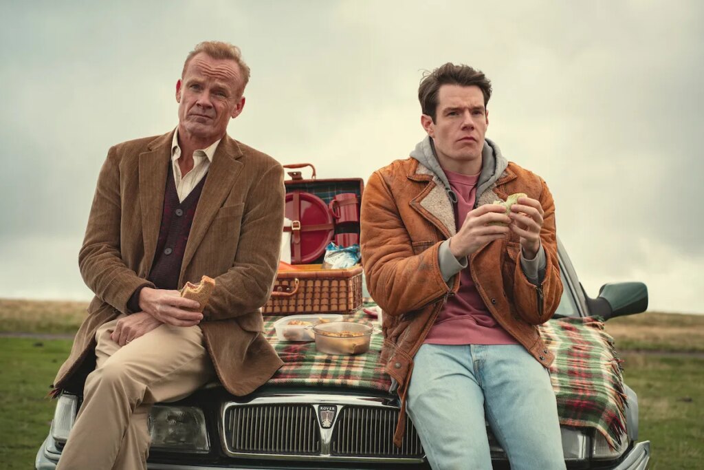 La star de Sex Education, Connor Swindells, épouse son partenaire tandis que son père à l'écran célèbre le mariage Connor Swindells as Adam Groff and Alistair Petrie as Michael Groff in Sex Education.