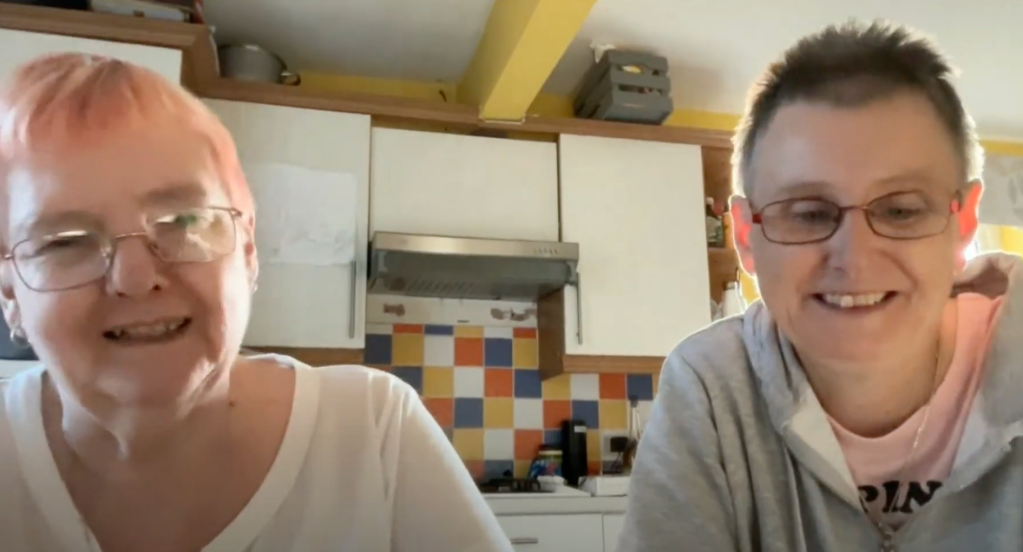 Barbara et Alison partagent deux filles qui ont des besoins supplémentaires.