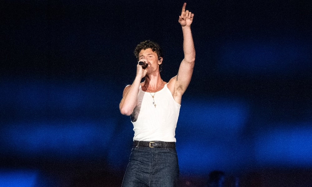 Shawn Mendes s'attaque aux rumeurs d'homosexualité dans la chanson inédite « The Mountain » Is Shawn Mendes gay? the singer addressed the rumors during a live performance.