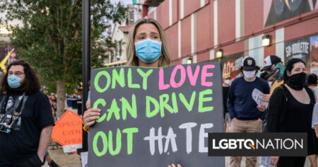 Une alerte à la bombe lors d'une heure de drag story n'a pas pu empêcher une foule de se manifester pour répandre l'amour