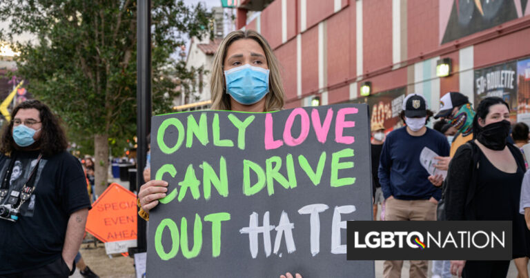 Une alerte à la bombe lors d'une heure de drag story n'a pas pu empêcher une foule de se manifester pour répandre l'amour