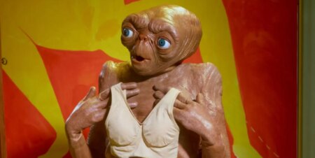 Le costume ET de la star queer est hors de ce monde : « Vous avez encore gagné Halloween ! »