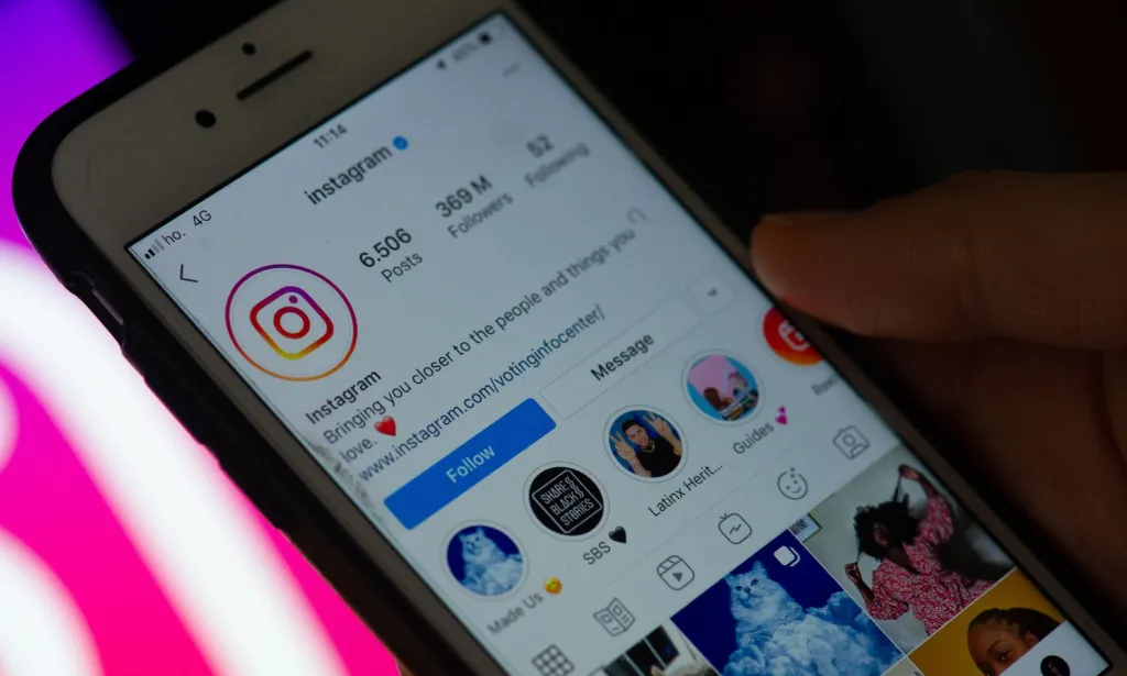 Une personne parcourant Instagram sur son téléphone mobile.