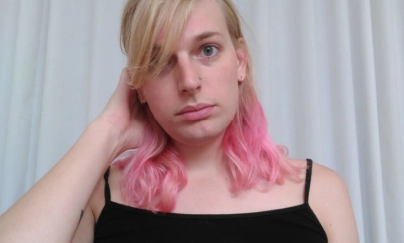 Une artiste trans publie des photos seins nus pour tester les règles d'Instagram sur les « tétons féminins » Ada Ada Ada, pictured.