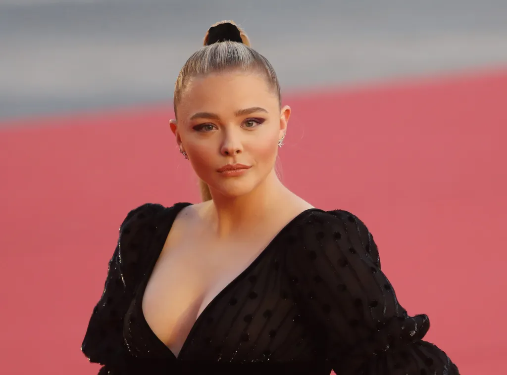 BEIJING, CHINE - 15 AVRIL : l'actrice Chloe Grace Moretz arrive sur le tapis rouge lors de la cérémonie d'ouverture du Festival international du film de Pékin 2018, le 15 avril 2018 à Pékin, en Chine. (Photo par VCG/VCG via Getty Images)