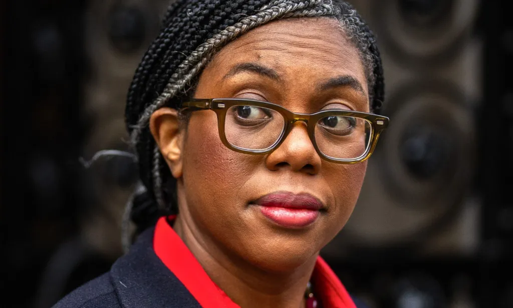 Kemi Badenoch passant devant le numéro 10 Downing Street.