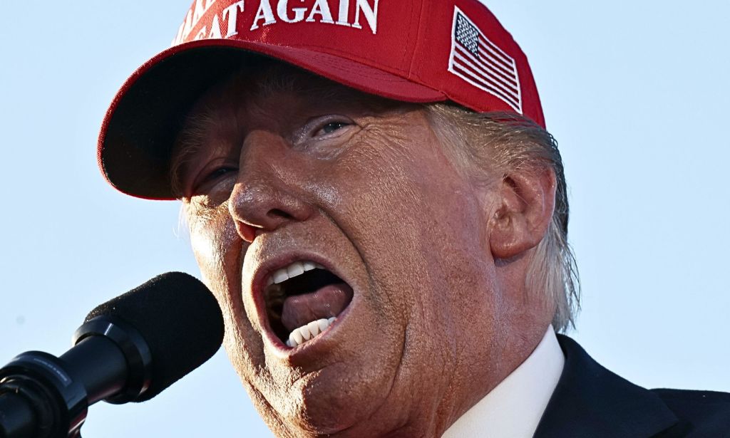 Donald Trump s'exprimant la bouche ouverte dans un microphone avant les élections américaines.