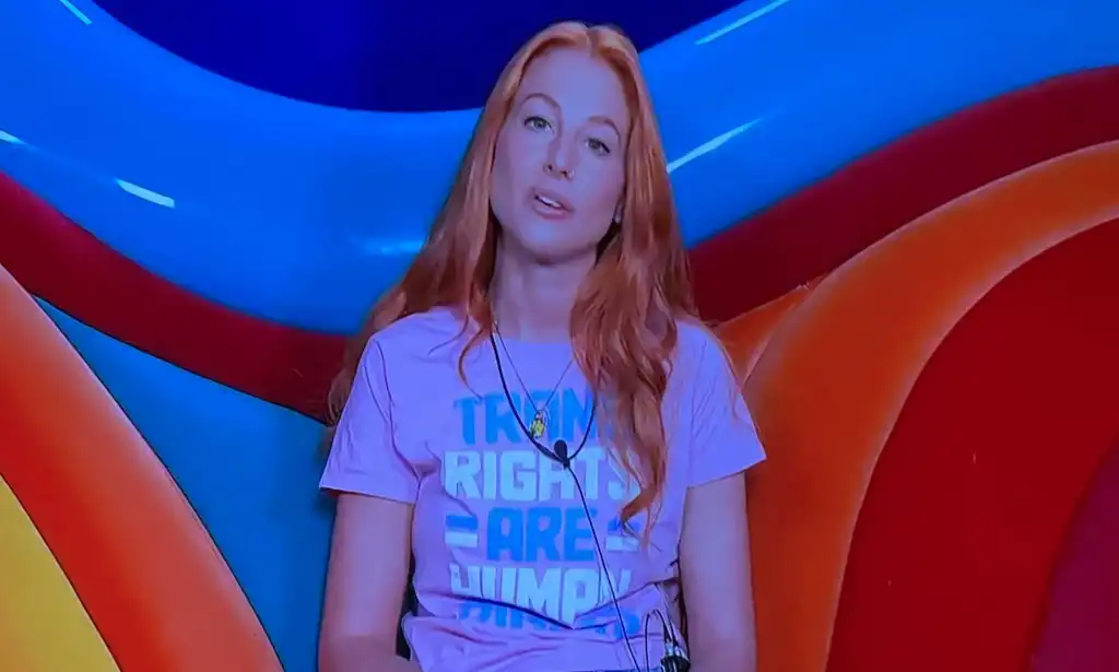 Les fans félicitent Ali Bromley de Big Brother pour avoir porté un t-shirt « Les droits des trans sont des droits de l'homme ».