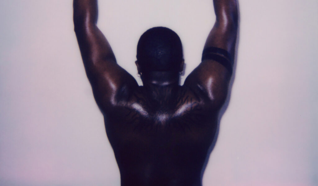 Le regard queer d'Anna Sampson fait évoluer l'érotisme Le regard queer d'Anna Sampson fait évoluer l'érotisme