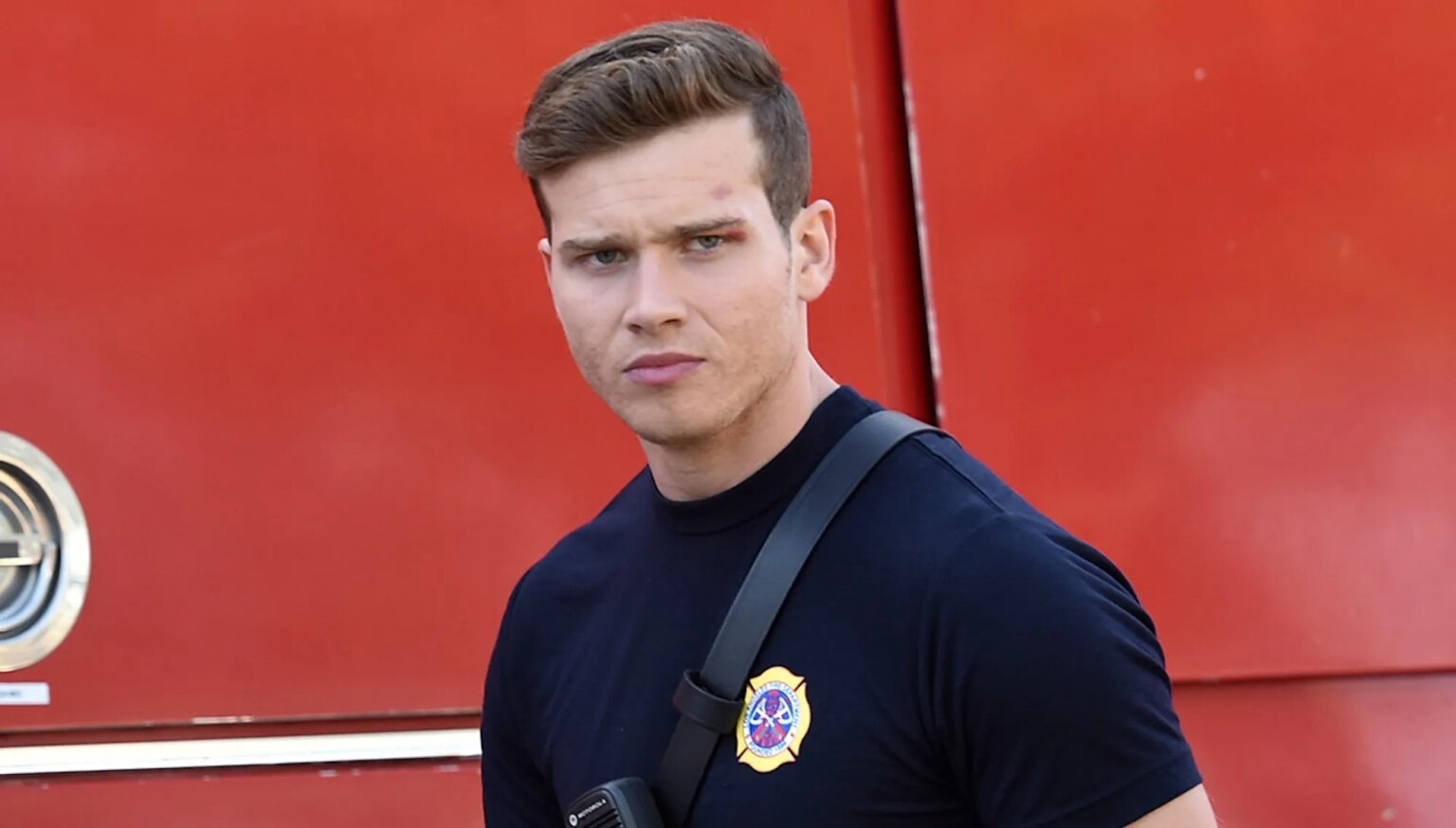Oliver Stark du 9-1-1 répond aux accusations de biphobie Oliver Stark as Buck in 9-1-1