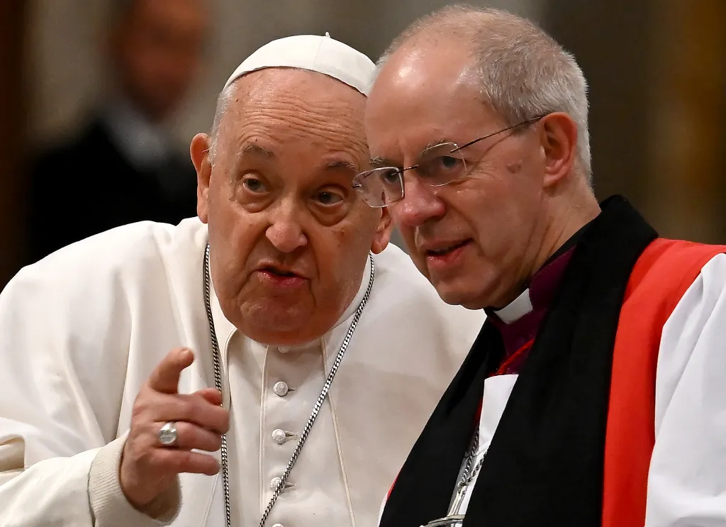 Le pape François (à gauche) s'entretient avec l'archevêque de Cantorbéry Justin Welby (à droite) lors de la célébration des vêpres