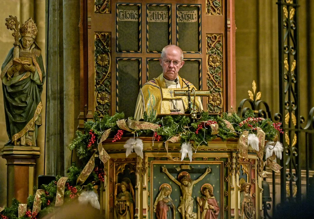 Justin Welby, l'archevêque de Canterbury, dirige le service eucharistique du matin de Noël à la cathédrale de Canterbury.