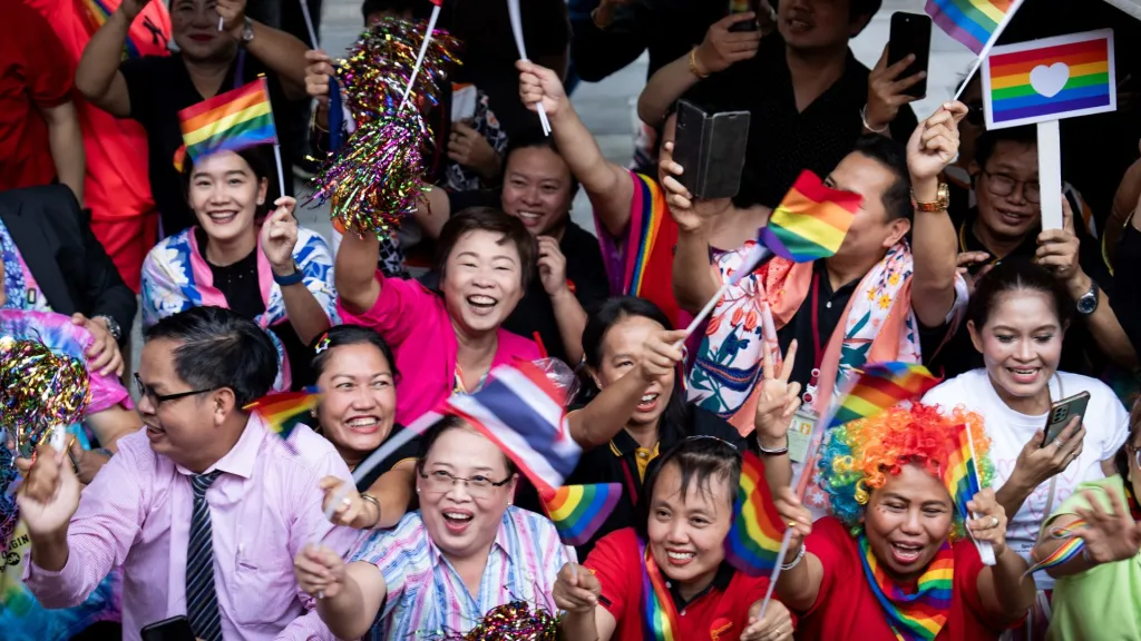 Des gens assistent à la « Love Pride Parade » à Bangkok, en Thaïlande, en juin 2024.