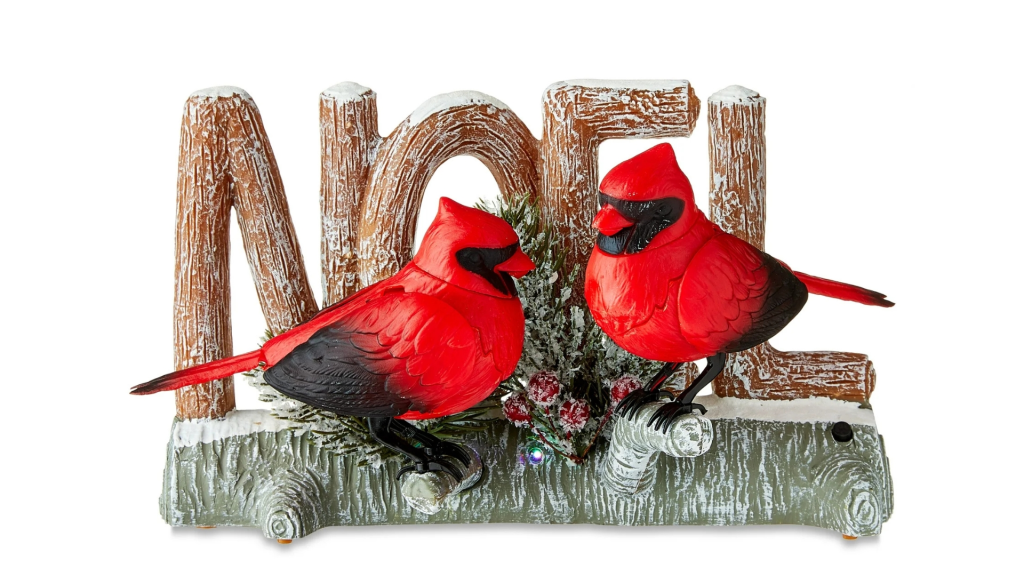 Ornement cardinal gay de Walmart : un panneau de Noël sur une branche avec deux cardinaux rouges perchés