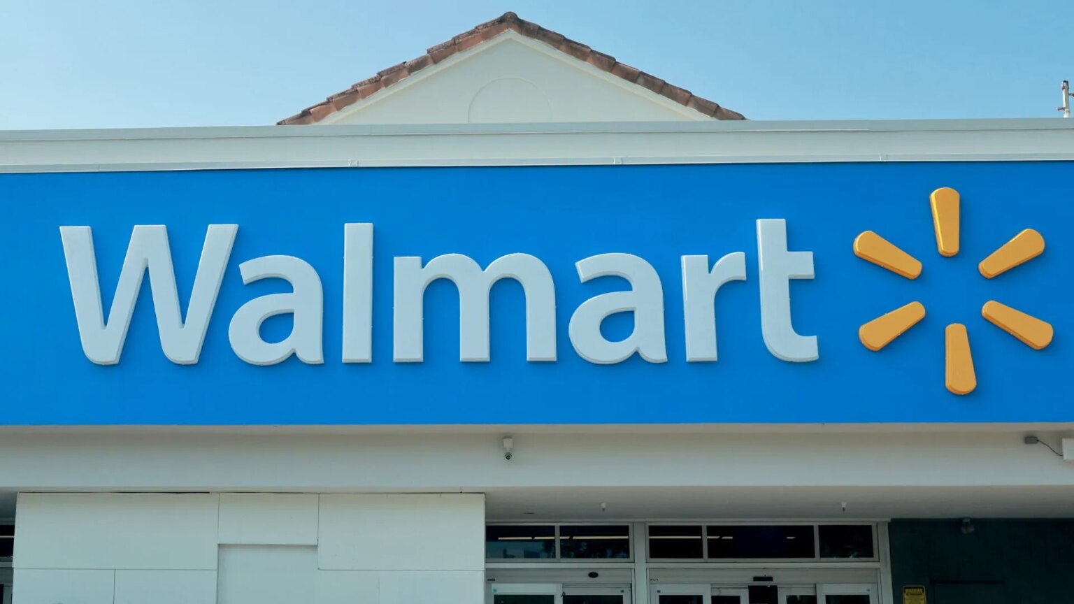 Les décorations de Noël de Walmart sont accidentellement gays : « Les historiens diront qu'elles étaient les meilleures amies » Stock image of a Walmart store