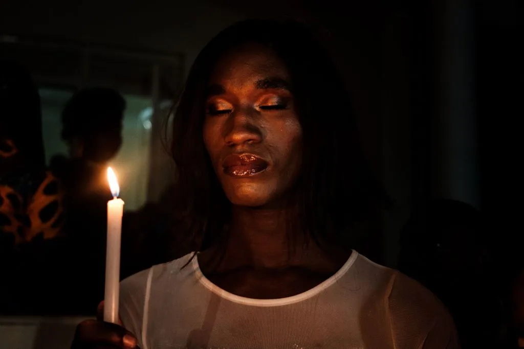 Aux États-Unis, trois personnes trans sur quatre tuées l’année dernière étaient des personnes de couleur. A member of the transgender and LGBTQ community holds candles during the vigil of the Transgender day of Remembrance in order to pay tributes to victims of hate crimes in Uganda and all over the world, in Kampala, Uganda.