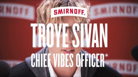 Troye Sivan nommé « Chief Vibes Officer » de Smirnoff alors que le chanteur devient le nouveau visage de la marque
