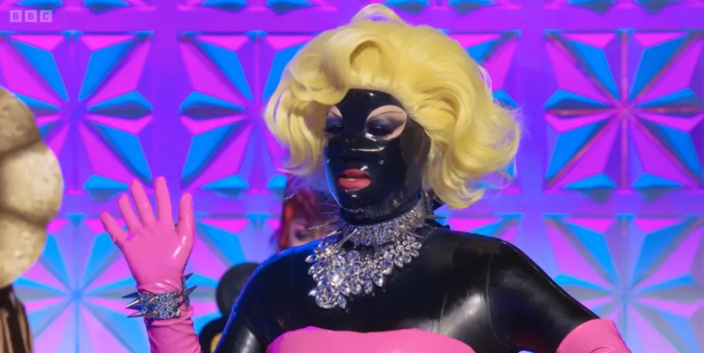 Lill habillée en version gimp de Marilyn Monroe dans Drag Race UK ep 9