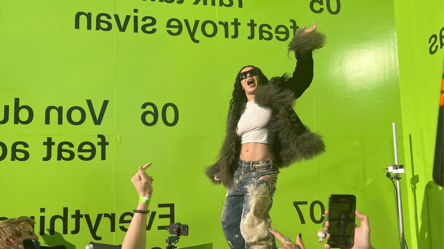 Les plus grands moments Brat de l'année alors que la tournée Charli XCX arrive au Royaume-Uni Charli XCX shared her new remix album with a few hundred fans at a special event. Huge lime green wall behind charli in distressed jeans, cropped white top and fuzzy jacket.