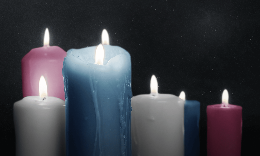 Bougies allumées aux couleurs du drapeau trans Pride