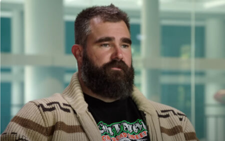 "Je n'en suis pas fier" : Jason Kelce brise le silence sur la controverse sur les insultes homophobes