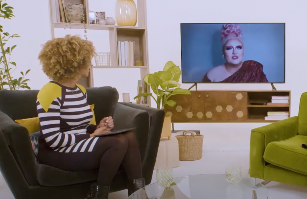 Victoria Scone parle au Dr Zoe Williams dans une publicité sur le dépistage du col utérin.