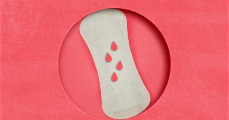 Tampons et serviettes menstruelles dans un sac à cosmétiques. Temps de menstruation. Hygiène et protection