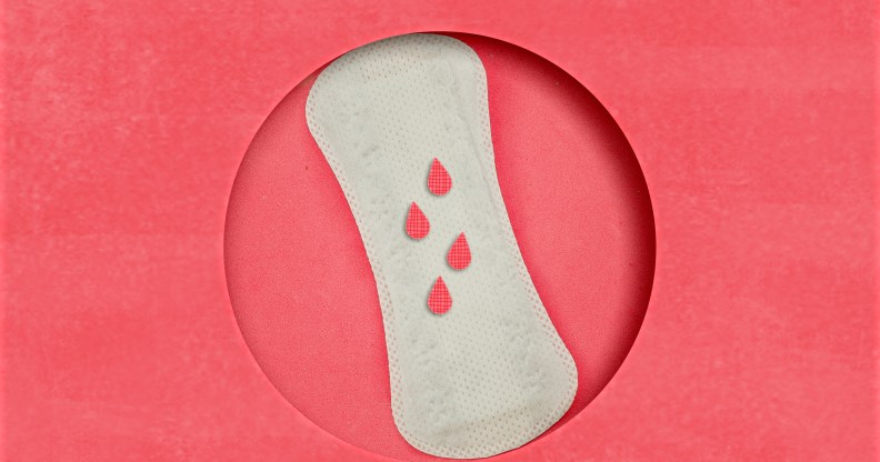 L'outil de suivi des règles « ne se conformera pas » au partage des données des utilisateurs s'il est assigné à comparaître à la suite des résultats des élections américaines Tampons et serviettes menstruelles dans un sac à cosmétiques. Temps de menstruation. Hygiène et protection