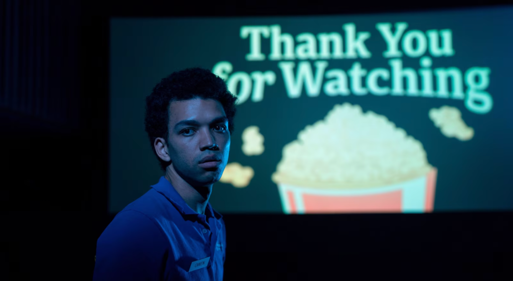Une image de I Saw The TV Glow montrant Owen détournant le regard d'un écran qui dit "Merci d'avoir regardé"