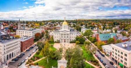 Vue aérienne de Concord et de la State House du New Hampshire. La capitale abrite le tribunal général du New Hampshire, le gouverneur et le conseil exécutif.