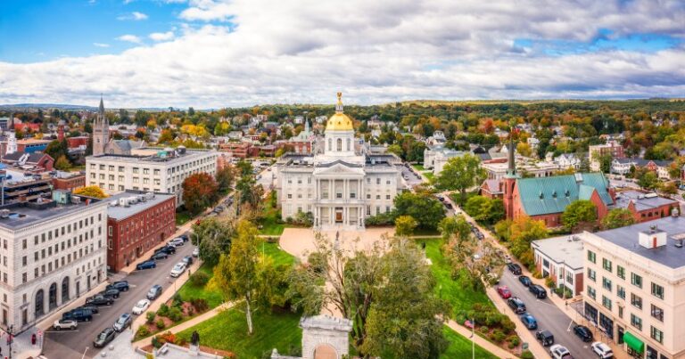 Vue aérienne de Concord et de la State House du New Hampshire. La capitale abrite le tribunal général du New Hampshire, le gouverneur et le conseil exécutif.
