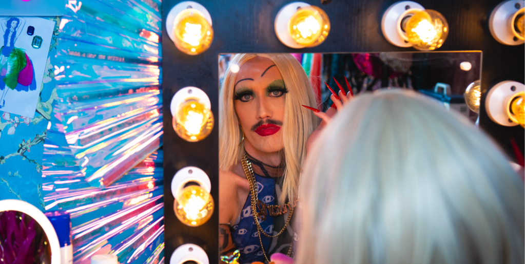 Phil Dunning incarne Dickie dans la nouvelle comédie queer de la BBC, Smoggie Queens