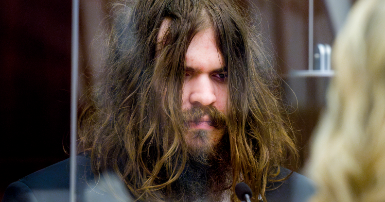 Un Californien condamné à perpétuité pour le meurtre d'un adolescent pour crime de haine Samuel Woodward assis à la barre des témoins pendant son procès