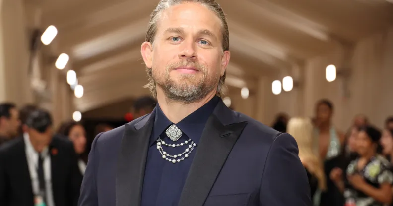 Voici un premier aperçu de Charlie Hunnam dans le rôle du tueur en série Ed Gein dans la saison 3 de Monsters. Charlie Hunnam