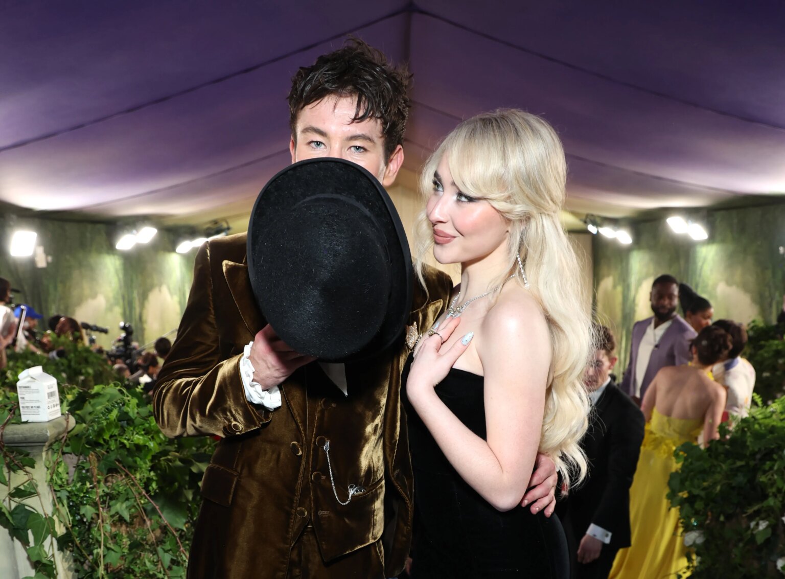 Le drame de Barry Keoghan/Sabrina Carpenter expliqué alors que la star de TikTok, Breckie Hill, nie l'avoir jamais rencontré Barry Keoghan and Sabrina Carpenter at the Met Gala