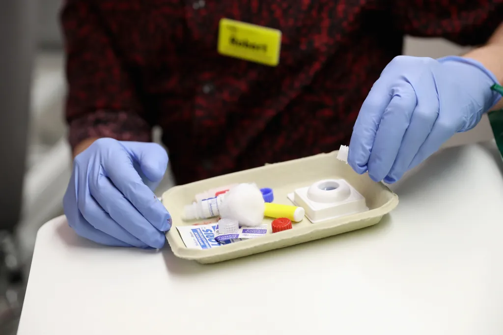 Un test VIH négatif est présenté à la clinique de santé sexuelle de Burrell Street, le 14 juillet 2016 à Londres, en Angleterre.