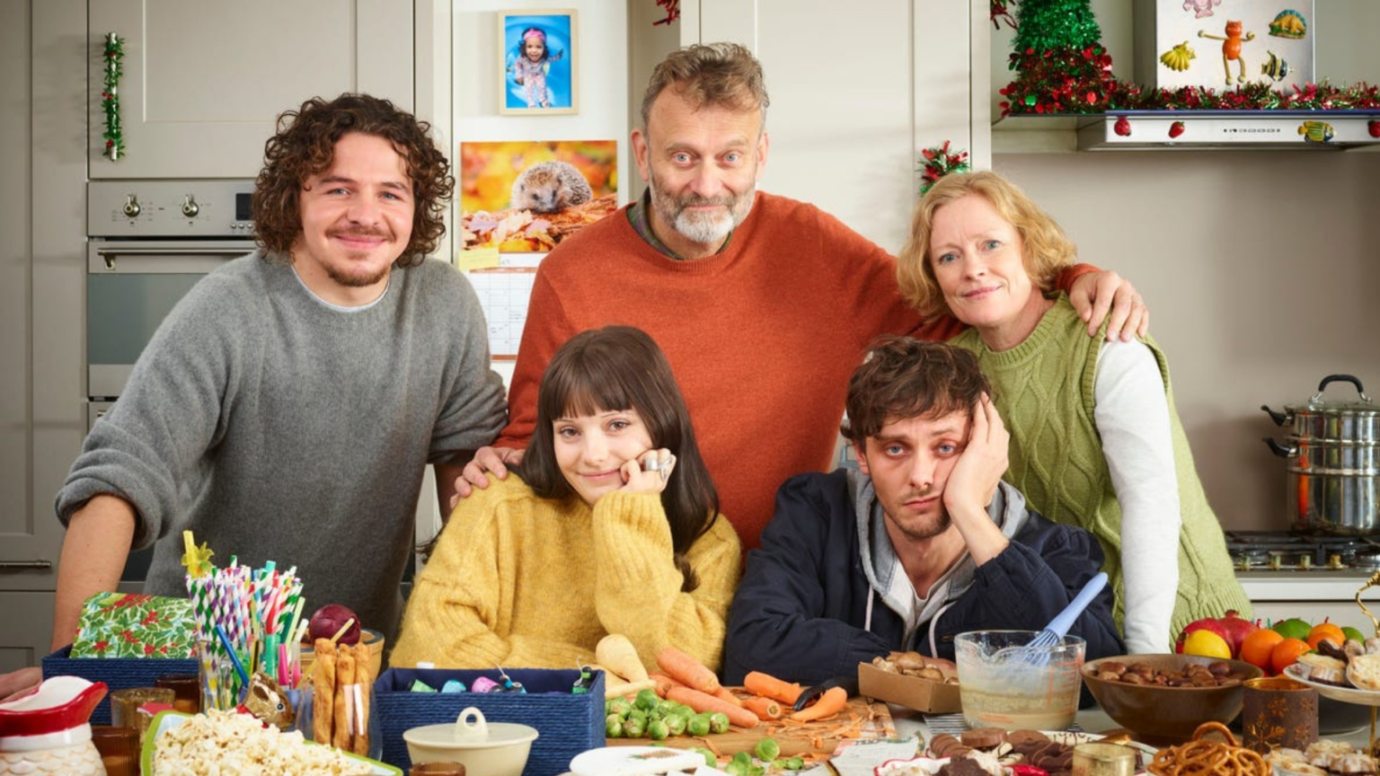 Comment regarder l'émission spéciale de Noël en infériorité numérique mettant en vedette la star queer Ramona Marquez The Brockman family taking a family photo in the kitchen