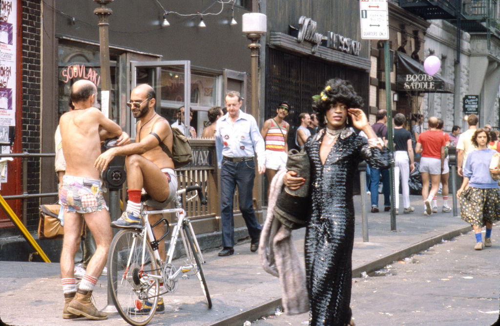 Marsha P Johnson au coin de Christopher Street et de la 7e Avenue lors de la marche des fiertés en 1982.