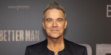 Robbie Williams plaisante en disant qu'il "veut être gay" : "J'ai tout fait sauf être nul"